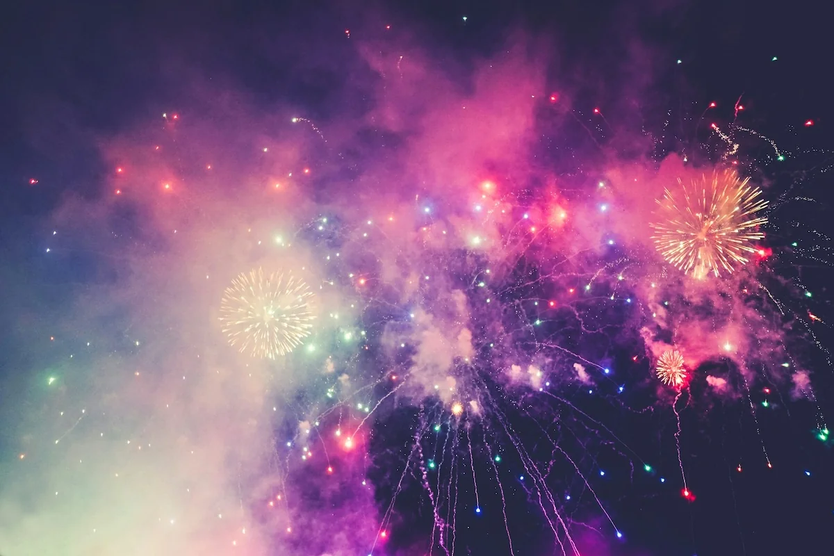 Fuegos artificiales multicolor en cielo nocturno — celebración del lanzamiento de SEOTopSecret